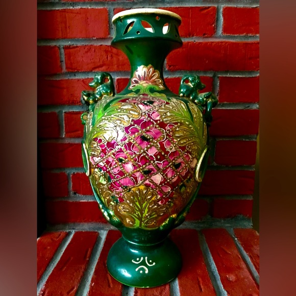 Emerald Green Exotic Design Medium Sized Vase - Picture 1 of 2